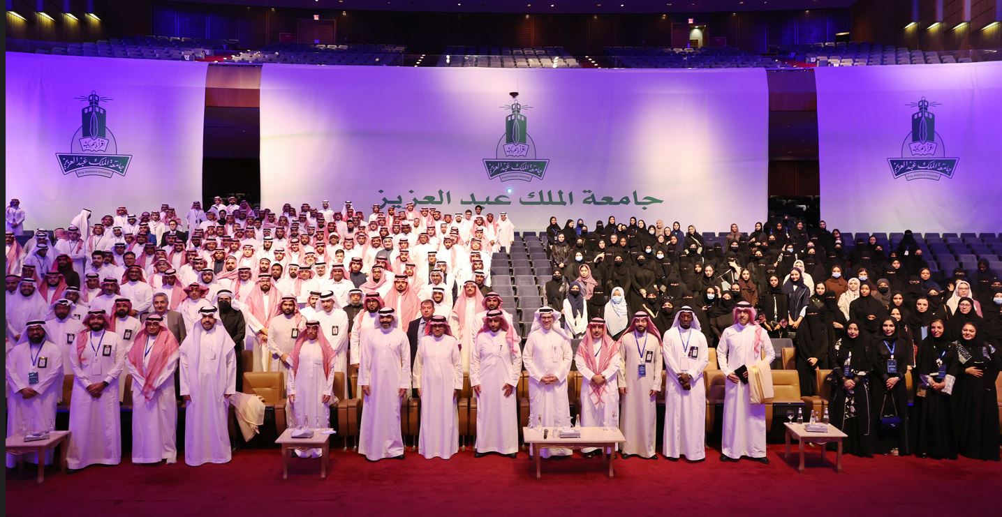 وزير الاتصالات يجتمع بقيادات وطلاب جامعة الملك عبدالعزيز ويشيد بدورهم المستقبلي في نمو الاقتصاد الرقمي والبحث والابتكار